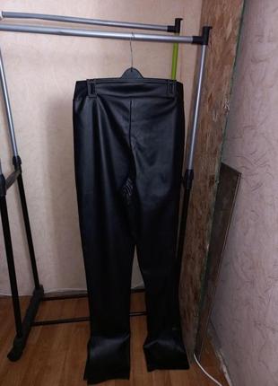 Узкие брюки из полиуретана с эффектом кожи и ѵ-образной формы6 фото