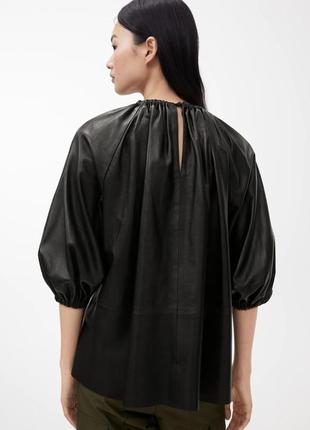 Кожаная блуза arket gathered leather blouse / 344 фото