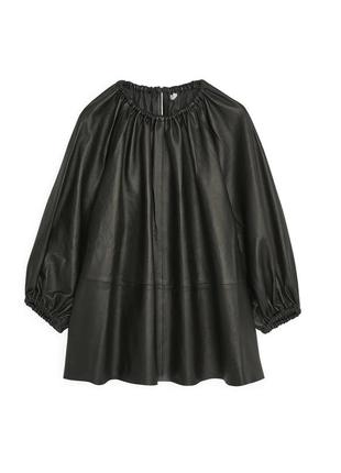 Кожаная блуза arket gathered leather blouse / 345 фото