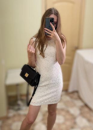 Біла мереживна сукня oodji