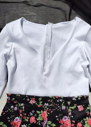 Цветочное плотное платье с белым верхом