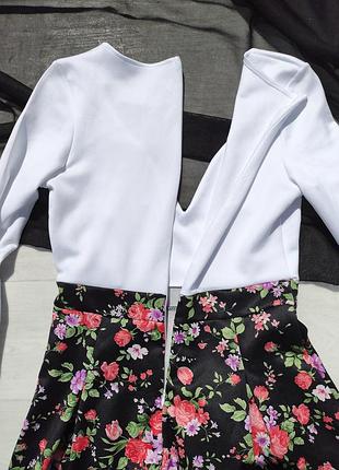 Цветочное плотное платье с белым верхом