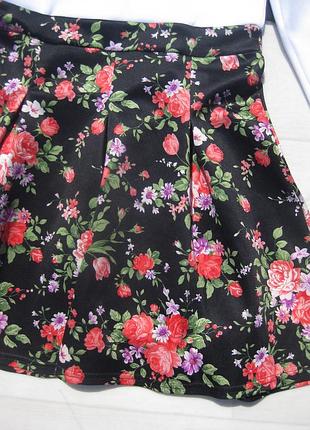 Цветочное плотное платье с белым верхом