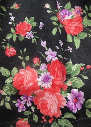 Цветочное плотное платье с белым верхом