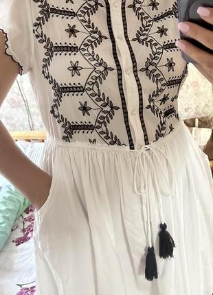 Вышитое платье