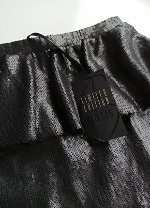 Красивая нарядная черная юбка мини с баской в пайетки6 фото