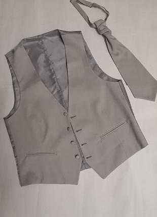 Гарний комплект: жилетка + краватка.