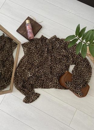 Блуза з рюшами від na-kd