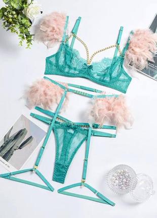 Ефектний комплект з пір‘їнками