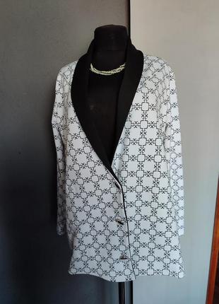 Стильный бело- черный пиджак принт в стиле gucci батал