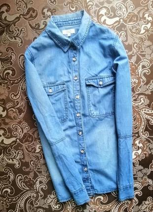 Голубая светлая рубашка джинсовая на пуговицах с карманами приталенная размер 38 papaya3 фото