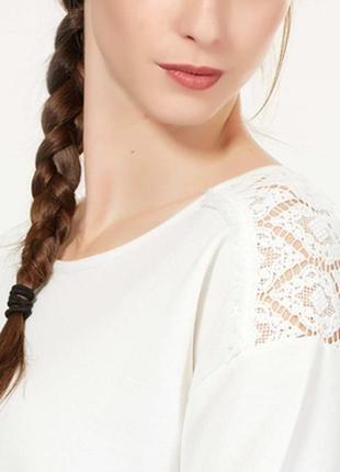 Женский свитшот джемпер с кружевом на плечах3 фото