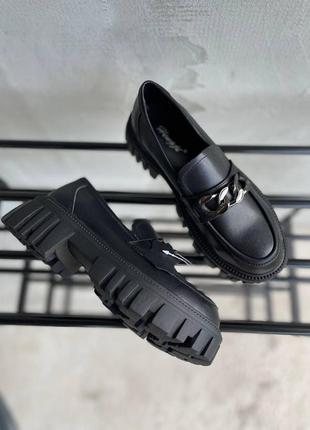 Туфлі лофери чорні жіночі на тракторній підошві натуральна шкіра