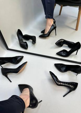 Чорні класичні туфлі човники зі шкіри з тисненням під крокодила6 фото