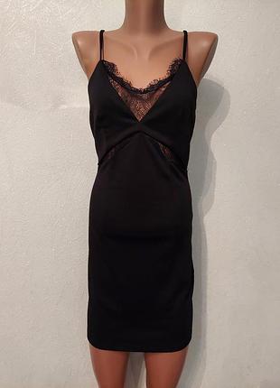 Черное короткое плать на брителях с гипюром, сарафан футляр