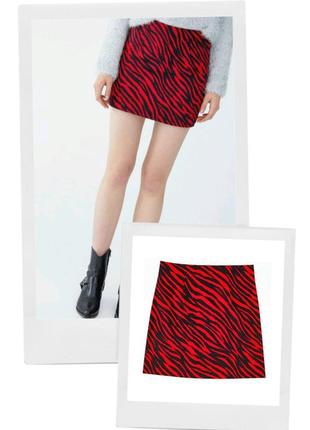 Хлопковая мини юбка pull &amp; bear с анималистичным принтом зебра красная черная1 фото