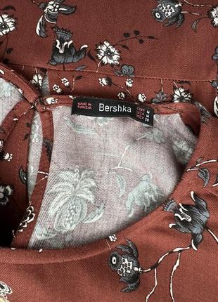 Платье bershka коричневое в цветочный принт4 фото