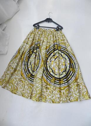 Стильная юбка атласная в плиссе с модным принтом на резинке