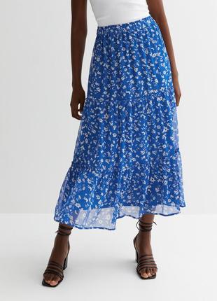 Высокая голубая многоуровневая юбка миди с цветочным принтом и оборками5 фото