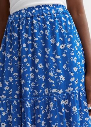 Высокая голубая многоуровневая юбка миди с цветочным принтом и оборками7 фото