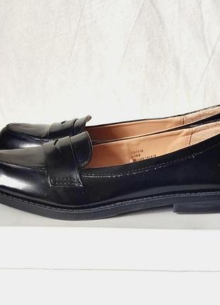 Черные кожаные лоферы туфли из лаковой кожи бренда atmosphere