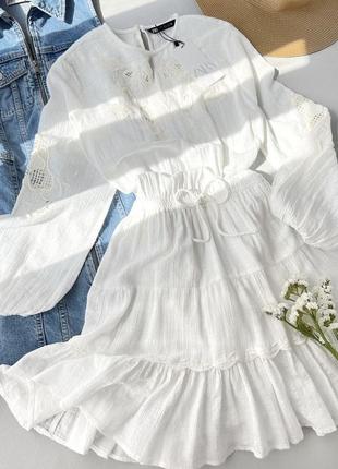 Белое платье с вышивкой с рукавом zara