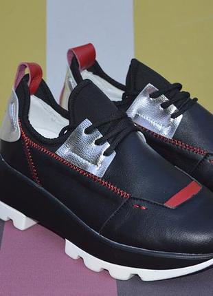 Кросівки жіночі