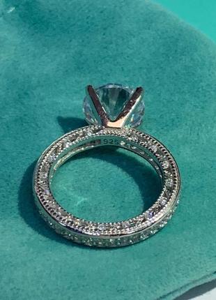 Кольцо в тиффани tiffany, серебро 925 пробы. крупный циркон и мелкие цирконы по ребру кольца.3 фото