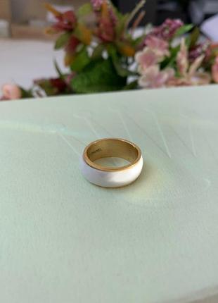 Брендовое кольцо белое с золотым2 фото