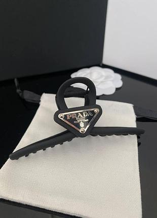 Брендовий чорний краб-затискач із трикутним логотипом посрібнення, люкс якість!