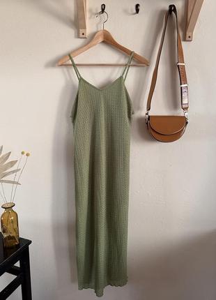 Оливкова сукня міді на тонких бретелях