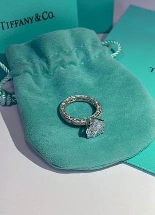 Кольцо в тиффани tiffany, серебро 925 пробы. крупный циркон и мелкие цирконы по ребру кольца.8 фото