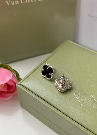 Серьги в стиле ванклиф покрытие белым золотом au750, чёрный клевер