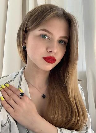 Серьги в стиле ванклиф покрытие белым золотом au750, чёрный клевер