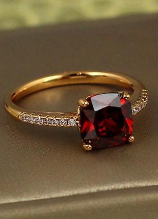 Кільце xuping jewelry червоний квадратний фіаніт із доріжками з боків р 17 золотисте