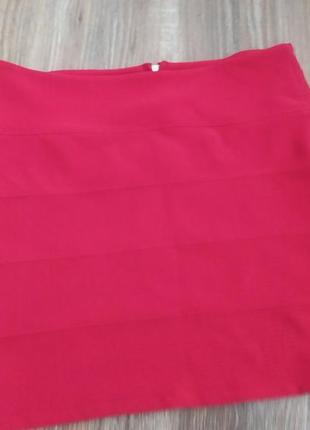 Спідниця червона, колір насичений на блискавці ззаду