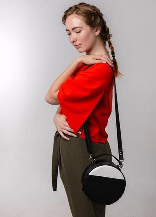 Женская круглая черно-белая сумка