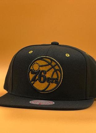 Оригинальная черная кепка с прямым козырьком mitchell & ness 76ers fools gold snapback