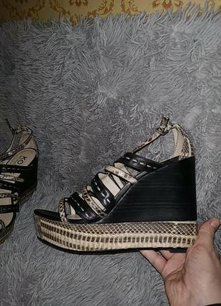 Босоножки на танкетке с кожей питона  michael kors