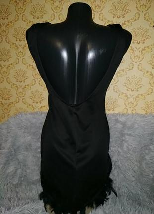 Маленькое чёрное платье с декором из перьев5 фото