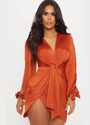 Платье prettylittlething с этикеткой терракотовый цвет