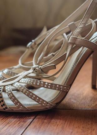 Нарядные бежевые туфли на высоком каблуке со стразами, 39 р., arezzo, выпускной2 фото