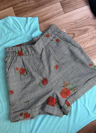 Шорти в клітинку з вишивкою bershka