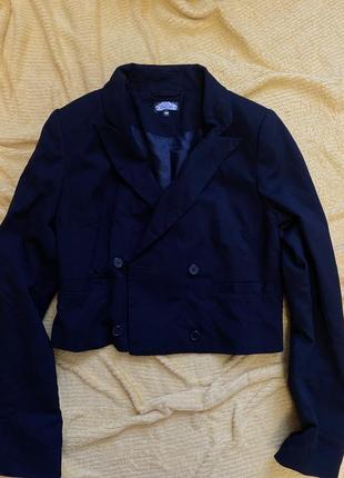 Укороченный базовый пиджак в черном цвете