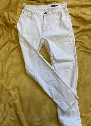 Базовые белые джинсы