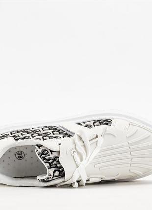 Белые кроссовки с принтом5 фото