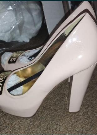 Женские лаковые туфли с открытым носком