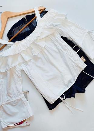 Женская белая укороченная блуза на бретелях с открытыми плечами на молнии с рюшами, рукава клеш от бренда prego5 фото