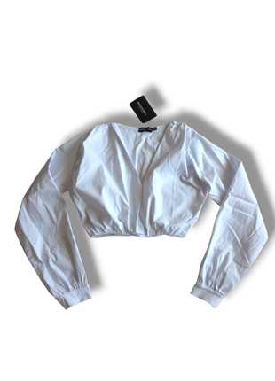 Белая рубашка укороченная с глубоким вырезом на резинке