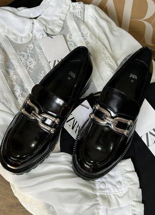 Стильные черные лаковые лоферы zara мокасины туфли с пряжкой зара